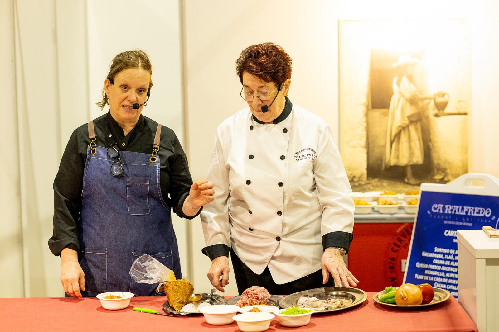 Nuria y Catalina Riera, propietarias de Ca n´Alfredo durante el showcooking en el que elaboraron su premiado plato de calamar ibicenco con sobrasada y verduras de Ibiza